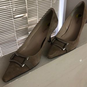 Gently used Ellen Tracy suede pumps in size 9